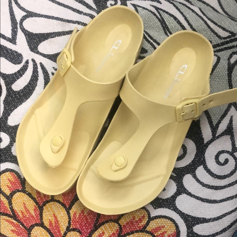CL By Laundry Gizeh style foam sandals